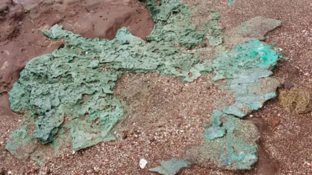 Miundo ya "mwamba wa plastiki" kwenye Pwani ya Turtles kwenye Kisiwa cha Trindade