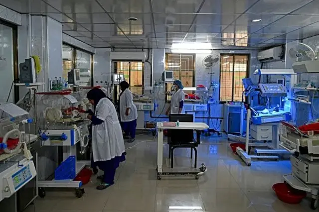 একটি আইসিইউতে কাজ করছেন তিনজন চিকিৎসক