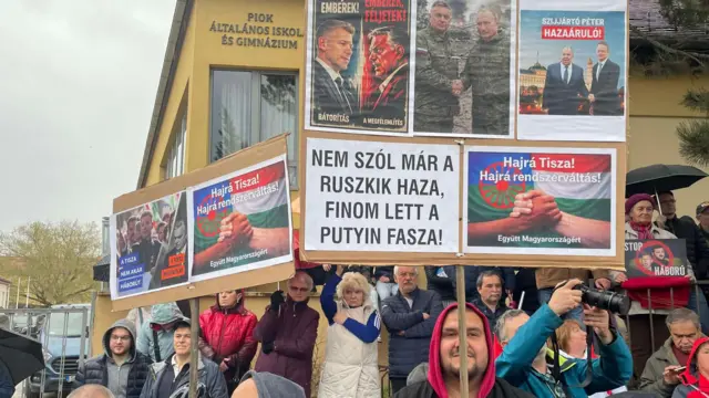 Противники Орбана с плакатами