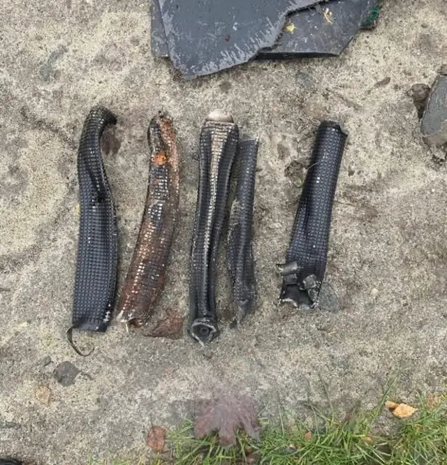 Уламки шахеда лежать на землі