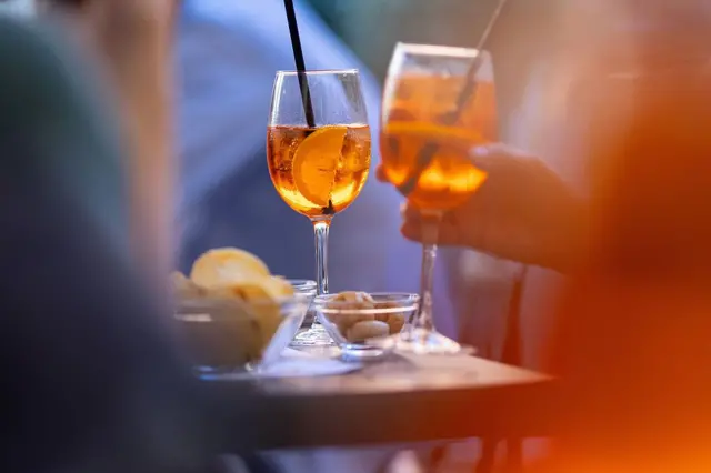 兩杯酒精飲品