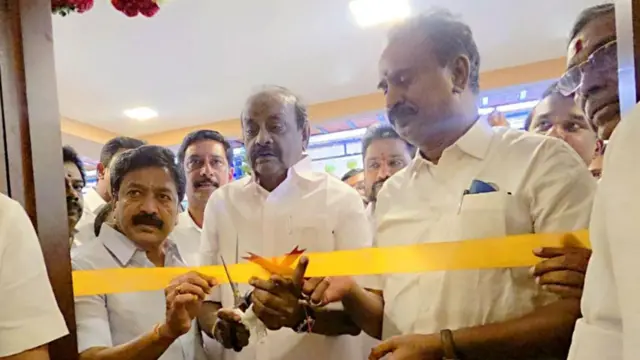 பழனி சட்டப்பேரவை உறுப்பினர் அலுவலகத்தை திறந்து வைத்த எஸ் பி வேலுமணி மற்றும் அதிமுக மூத்த நிர்வாகிகள்.