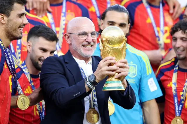 Luis De La Fuente tenant le trophée de la Coupe du monde