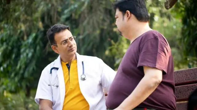 একজন ডাক্তার রোগীর সাথে কথা বলছেন