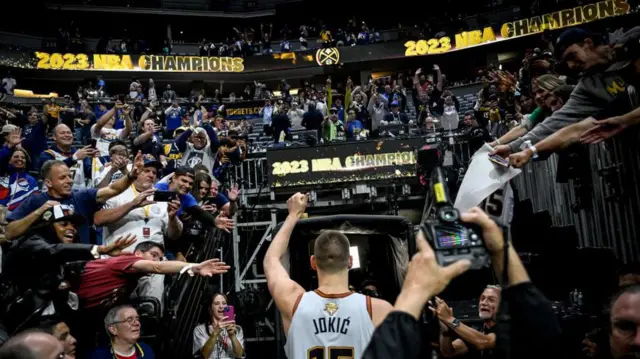 نیکلا یوکیچ اولین بازیکنی شد که بهترین آمار را در کسب امتیاز، ریباند و پاس منجر به امتیاز در مجموع دیدارهای پلیآف بدست آورد