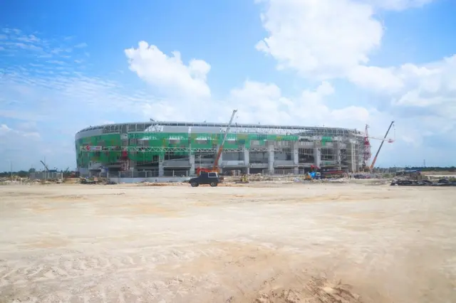 Kontruksi Stadion Utama Sumatra Utara masih berlangsung di tengah penyelenggaraan PON XXI.