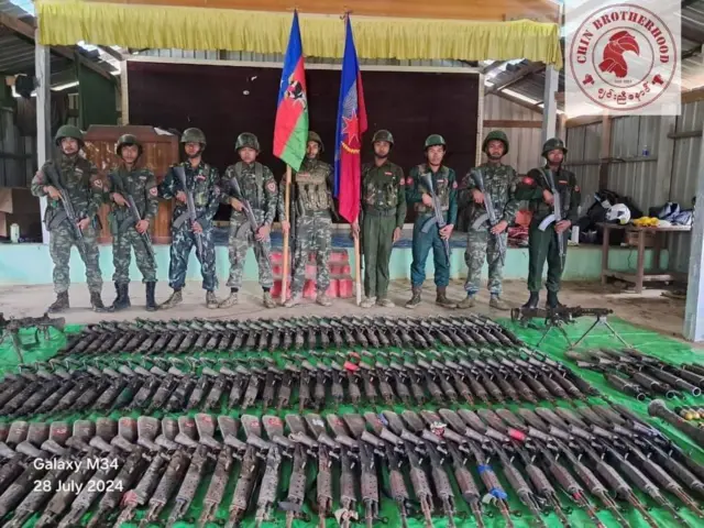 မတူပီ မြို့သိမ်းတိုက်ပွဲက သိမ်းဆည်းရမိတဲ့ လက်နက်တွေနဲ့ ချင်းညီနောင်အဖွဲ့ဝင်တွေ 