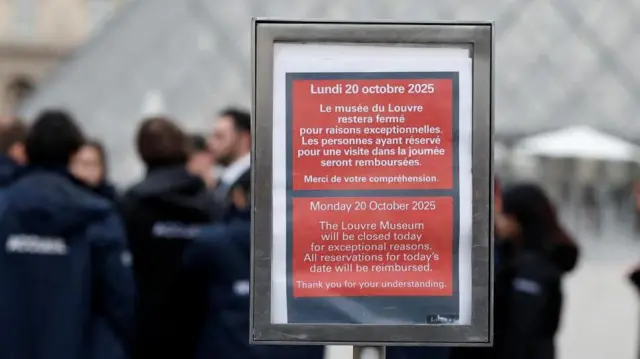 Un panneau rouge, affiché lundi matin devant le musée du Louvre, indiquait en français et en anglais : « Le musée du Louvre sera fermé aujourd'hui pour des raisons exceptionnelles. Toutes les réservations effectuées pour cette date seront remboursées. Merci de votre compréhension. »