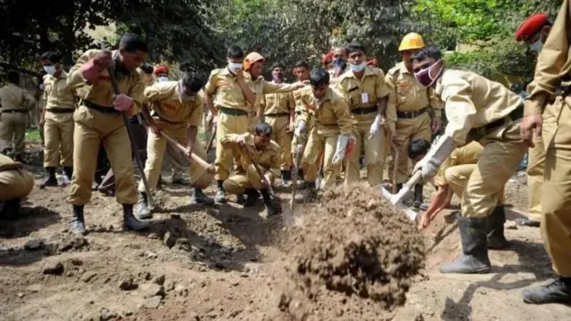পিলখানার ভেতরে গণকবর থেকে সেনা কর্মকর্তাদের মরদেহ বের করা হয়, ফাইল ছবি