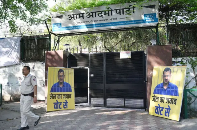 বিরোধী পক্ষের আরেক ওজনদার নেতা দিল্লির মুখ্যমন্ত্রী অরবিন্দ কেজরিওয়াল এখন জেলে আছেন