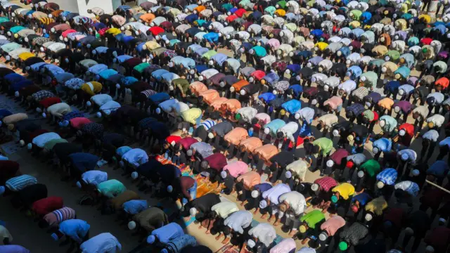 নামাজ পড়ছেন মুসল্লিরা