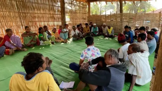 अनुसूचित क्षेत्रातील ग्रामसभा नगरपालिका किंवा ग्राम पंचायतांपेक्षा भिन्न आहेत. पेसा अंतर्गत त्यांना आदिवासींच्या स्वायत्त संस्था म्हणून मान्यता आहे. 