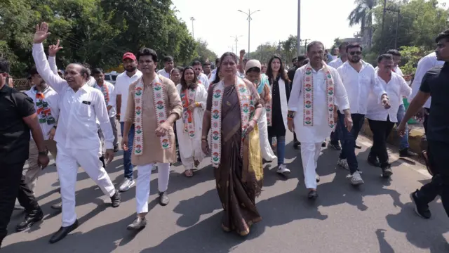 सुनील केदार यांच्या पत्नी अनुजा केदार प्रचारादरम्यान