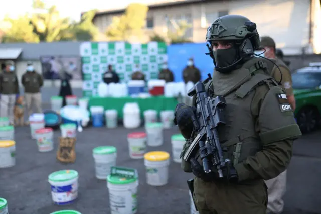 Un policía fuertemente armado custodia un cargamento de droga incautado en Santiago de Chile. 