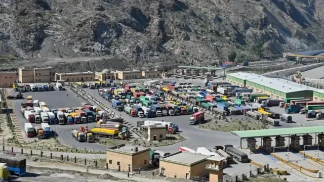 په تورخم کې د پاکستان هغه ځای چې باري موټر پکې ولاړ دي.