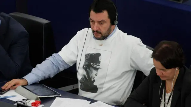 Salvini Rus lider Putin'e hayranlığını, üzerinde Putin resmi olan tişörtleriyle gösteriyordu. 