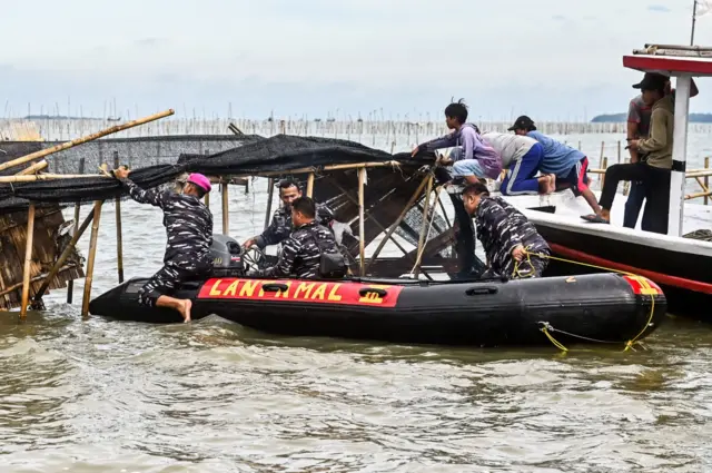 Personel TNI dan nelayan membongkar pagar laut yang terpasang di kawasan pesisir Tanjung Pasir, Kabupaten Tangerang, Banten, Sabtu (18/1).