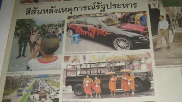 ภาพมวลชนออกมาถ่ายรูปและให้การสนับสนุนคณะรัฐประหาร จากหนังสือพิมพ์กรุงเทพธุรกิจ ฉบับวันที่ 23 ก.ย. 2549