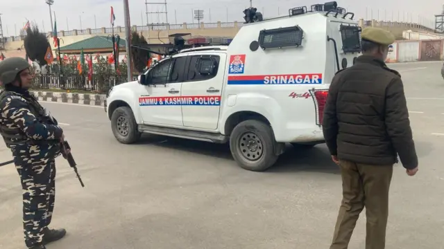 बख़्शी स्टेडियम के बाहर खड़ी पुलिस और सुरक्षाकर्मी