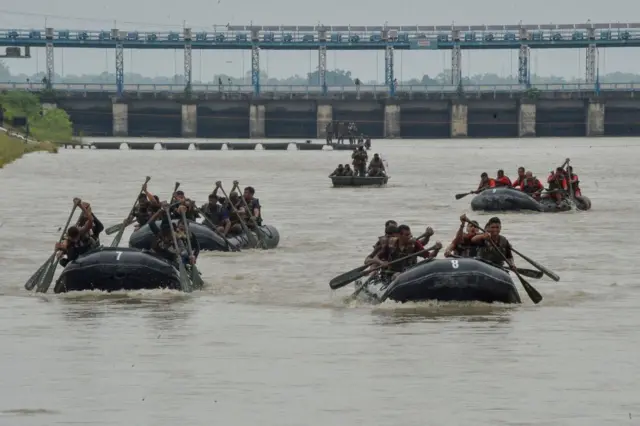 ভারতের গজলডোবা বাঁধ এলাকায় নৌকা বাইচ। ২০২১ সালের অগাস্ট মাসের ছবি।
