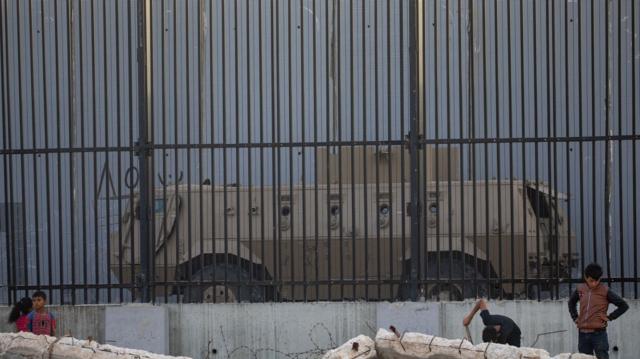 ناقلة جنود مصرية على الحدود مع رفح
