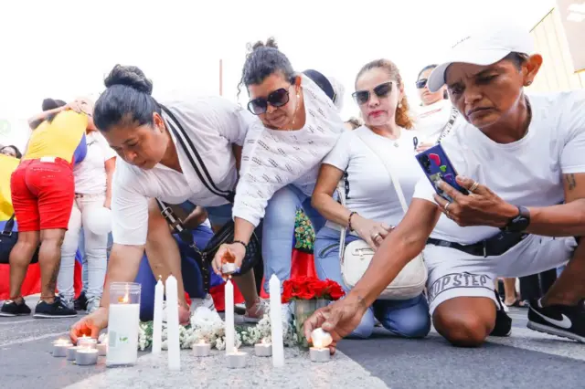 Familiares y amigos de las víctimas se reunieron para hacer una homenaje a las víctimas de la comunidad nicaragüense y colombiana.