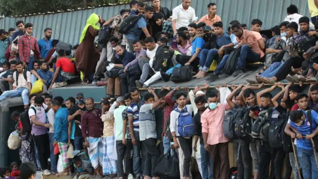 ট্রেনের ছাদে ঈদযাত্রীদের ভীড়।