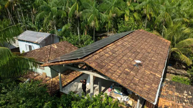 Casa com antena Starlinkroleta brasileira blazerárea isolada no Amazonas