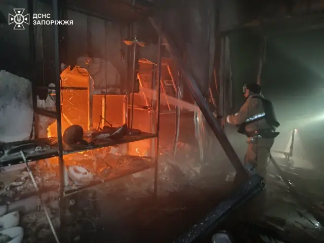 Пожежник гасить пожежу 