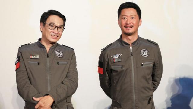 Diễn viên Ng Man-tat (Trái) và Wu Jing dự họp báo giới thiệu phim The Wandering Earth ở Bắc Kinh