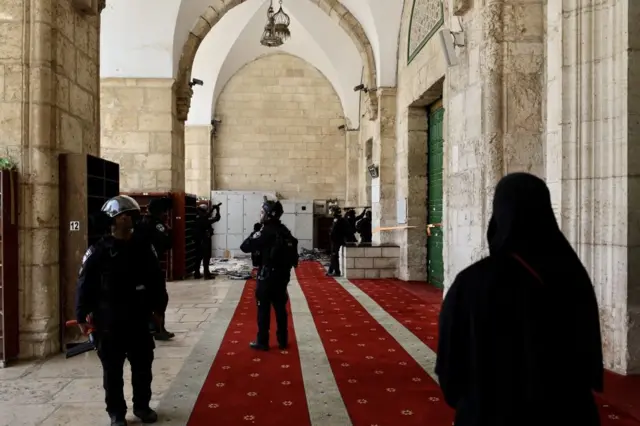 قوات الشرطة الإسرائيلية تغلق المصلى القبلي في المسجد الأقصى على من فيه من المصلين.