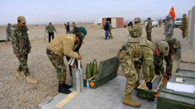 جنرال پترایوس د هغو وسلو او تجهیزاتو پر څرنګوالي هم نیوکه وکړه چې امریکا افغان ځواکونو ته ورکول.