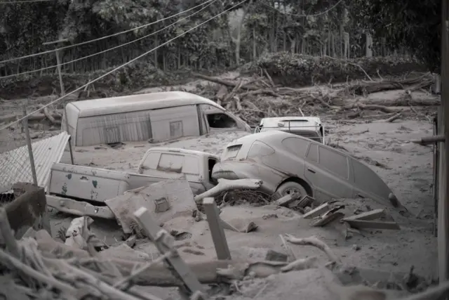 Imagem mostra diversos veículosquais sites de apostas tem appárea atingida por erupção vulcânica na Guatemala