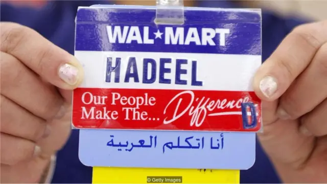 Crachá de funcionário do Walmart em árabe