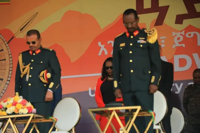 የጦር ኃይሎች ጠቅላይ ኤታማዦር ሹም ፊልድ ማርሻል ብርሀኑ ጁላና ምክትል ጠቅላይ ኤታማዦር ሹም ጄኔራል አበባው ታደሰ በአድዋ ድል ክብረ በዓል ላይ 