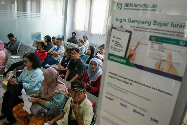 Warga menunggu antrean pelayanan di kantor Badan Penyelenggara Jaminan Sosial (BPJS) Kesehatan Jakarta Timur, di Jakarta, Rabu (30/10/2019)