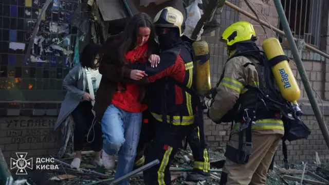 Спасатели разбирают завалы