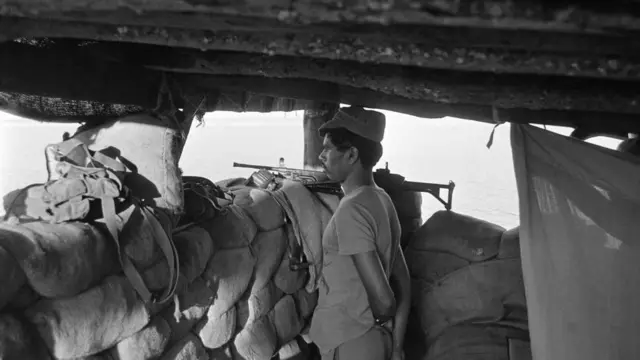 1987 වසරේ යාපනය නගරයට ආසන්නව ඉදිකර තිබු බංකරයක රැකවල්ලා සිටින LTTE සංවිධානයේ සාමාජිකයෙක්