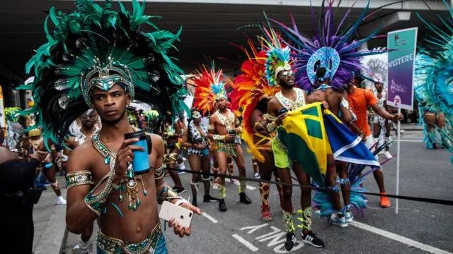 وضع منظمو الاحتفال عشرات الأنظمة الصوتية في شوراع نوتينغ هيل.