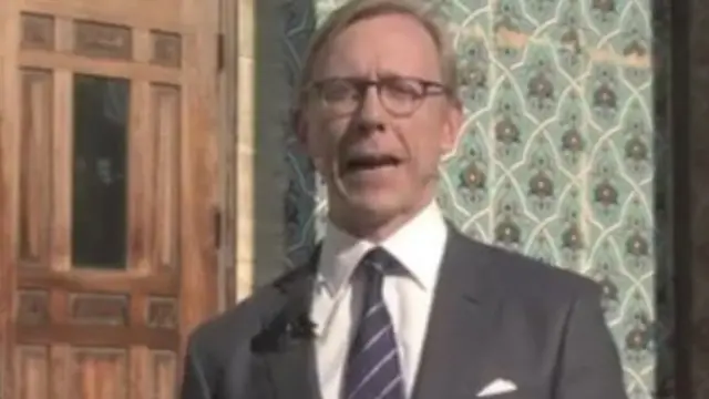 برایان هوک گفته است آمریکا فرش های ایرانی و آثار هنری سفارت ایران را در انباری با درجه هوای کنترل شده نگهداری می کند "تا زمانی که روابط دیپلماتیک ما برقرار شود، به مردم ایران بازگردانده شوند".