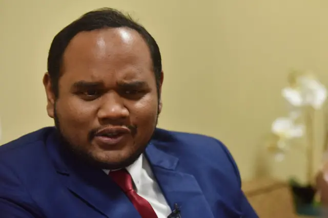 "หากคุณรู้สึกแย่กับการบริหารประเทศโดยผู้นำที่ฉัอราษฏร์บังหลวงหรือคอร์รัปชัน คุณต้องไม่ปล่อยให้พวกเขากลับมาบริหารประเทศอีก นี่คือเวลาของพวกเราที่จะร่วมใจ จับมือ เสียสละทุกอย่างเพื่อประโยชน์ในอนาคตของประเทศ" อูลยา อาคามาห์ กล่าว