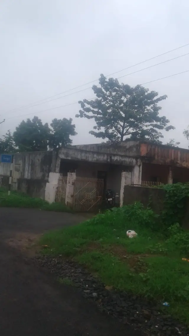 શાળા પરથી પસાર થતી વીજળીનો તાર