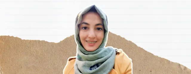 Photo de tête d'Aliya Kazimy sur papier déchiré