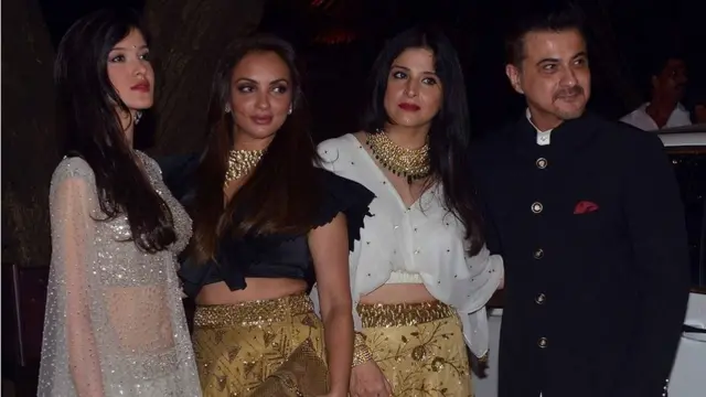 Kanin mahaifin amarya Sanjay Kapoor da 'yar sa Shanaya da kuma wasu mahalarta bikin Sonam Kapoor
