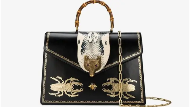 设计师品牌至今仍常常借鉴自然界的动植物；如上图是时尚大牌古驰（Gucci）最近推出的一款手提包，上面饰有狐狸头扣搭与甲壳虫图案。