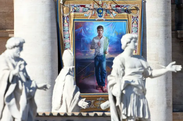 El tapete con la imagen de José Sánchez del Río colgando de la Basílica de San Pedro durante su canonización.