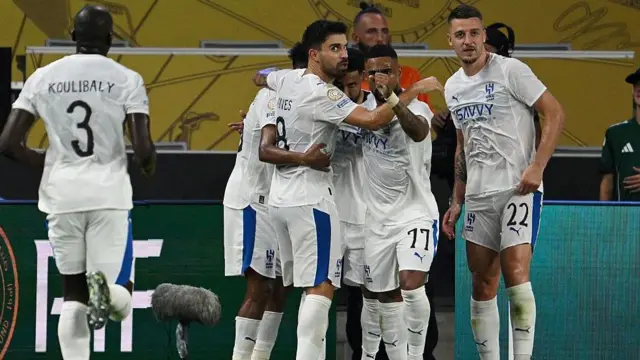 لاعبو الهلال يحتفلون بهدف سالم الدوسري أمام باتشوكا 
