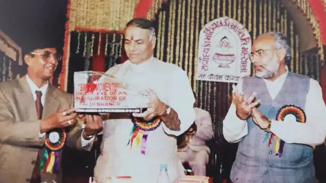 ગુજરાતમાં એક કાર્યક્રમ દરમિયાન સિંહા અને મોદી