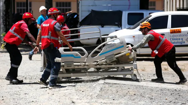 Equipos de rescate trasladan una camilla afuera del Hospital Universitario del Valle (HUV), afectado por el terremoto en Cali, Colombia, el 13 de agosto de 2026.