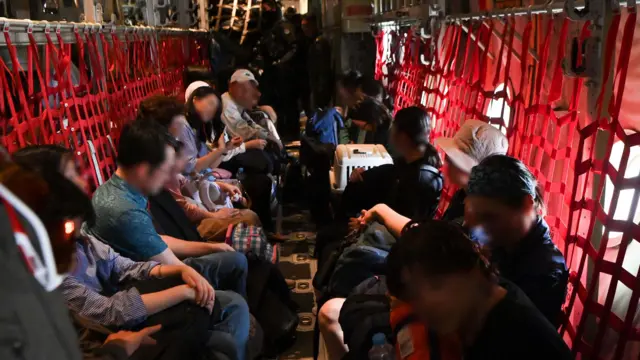 수단에서 체류 중이던 한국 교민 등이 23일(현지시간) 수단 북동쪽 항구도시인 포트수단에서 공군의 C-130J '슈퍼허큘리스' 수송기를 타고 사우디아라비아 제다공항으로 이동하고 있다. 